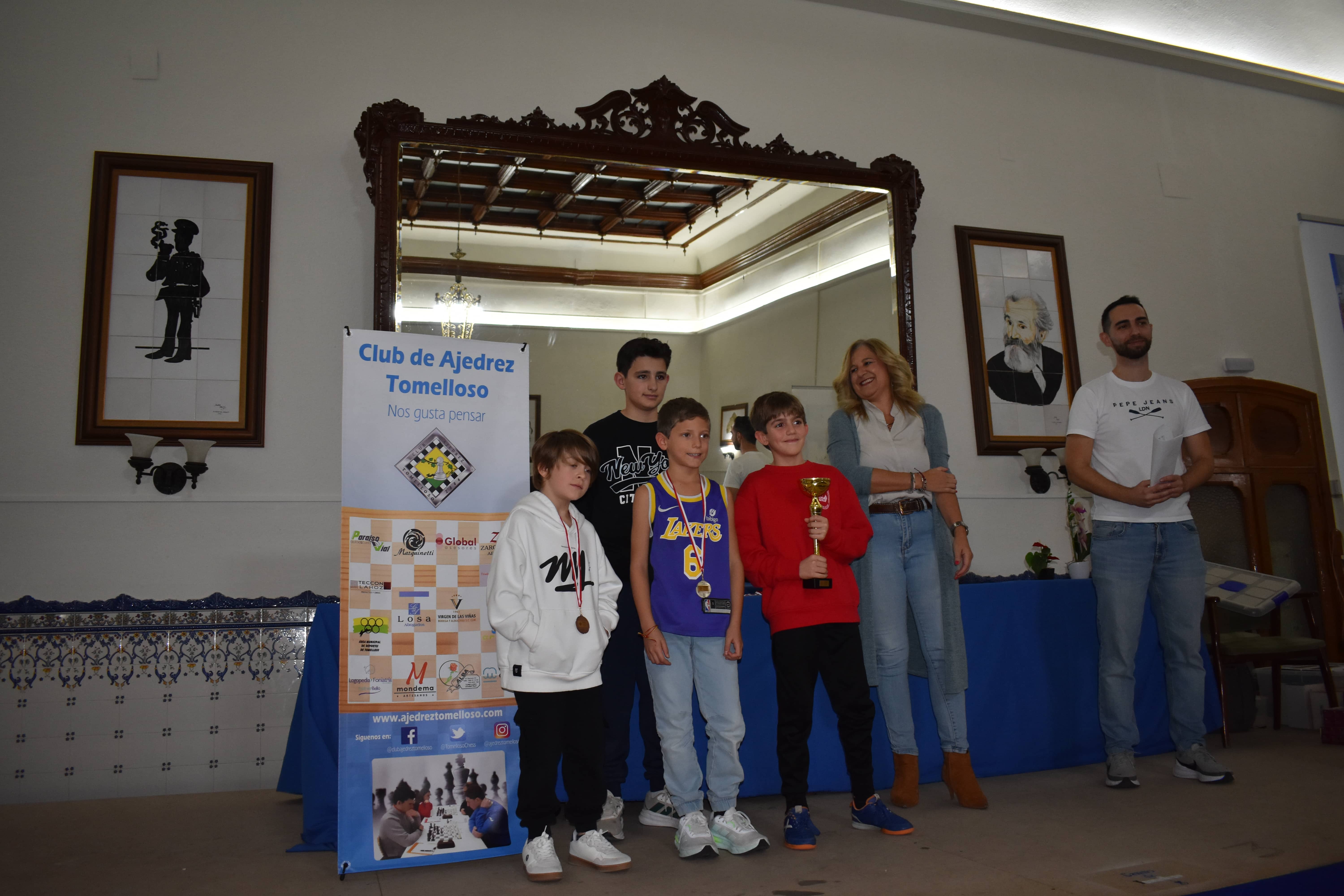 Virgen de las Viñas conquista su primer Interescolar en la XV edición del torneo de ajedrez 13 Podium Sub 08