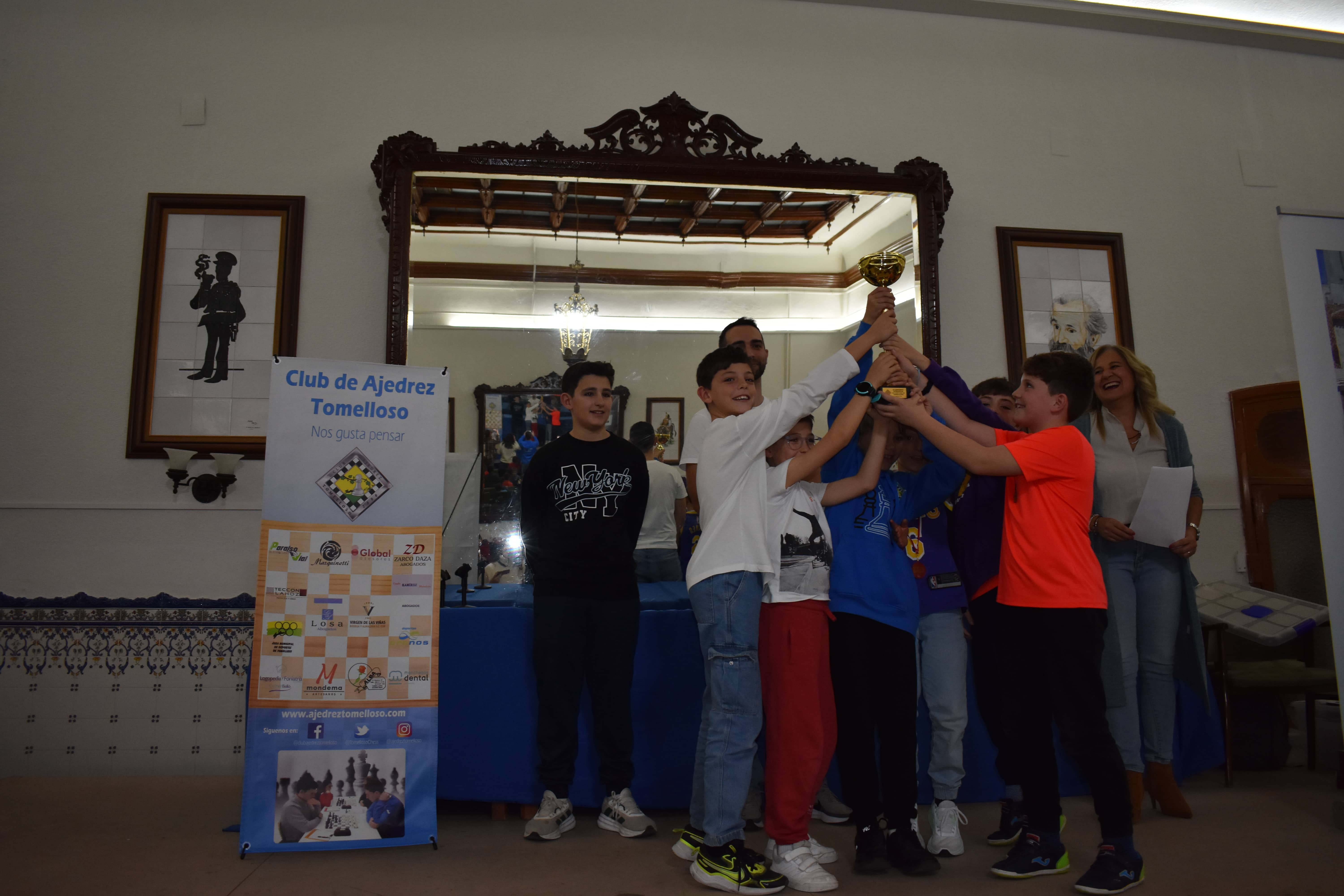 Virgen de las Viñas conquista su primer Interescolar en la XV edición del torneo de ajedrez 16 Virgen de las Viñas colegio campeón